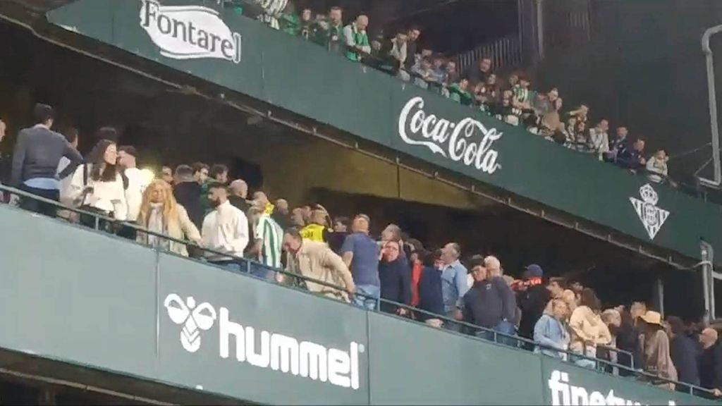 Real Betis 1-1 Sevilla: Trifulca post partido entre aficionados de ambos equipos