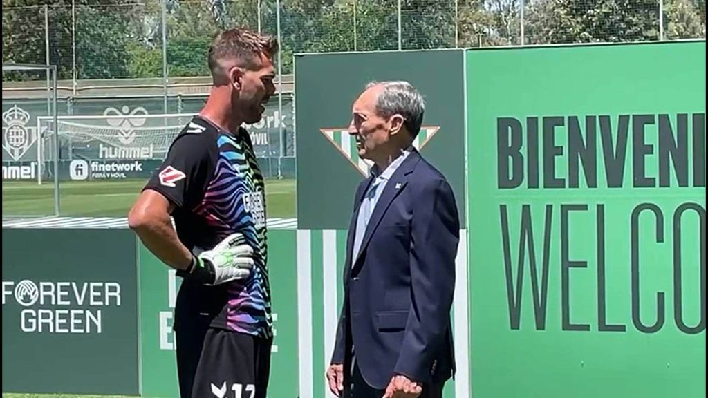 Adrián San Miguel con Esnaola en su presentación con el Betis