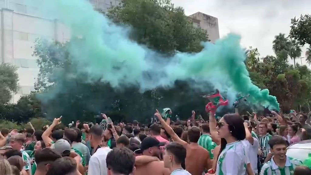 Sevilla-Real Betis: La afición verdiblanca calienta motores en la salida del autobús del Betis
