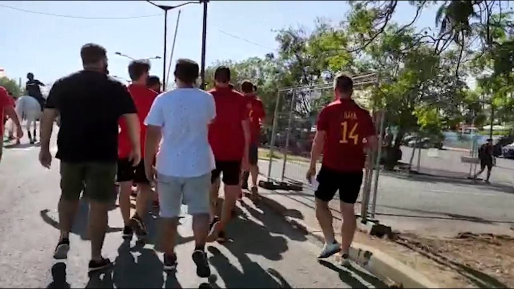 Grupo de aficionados con la camiseta de Gayá