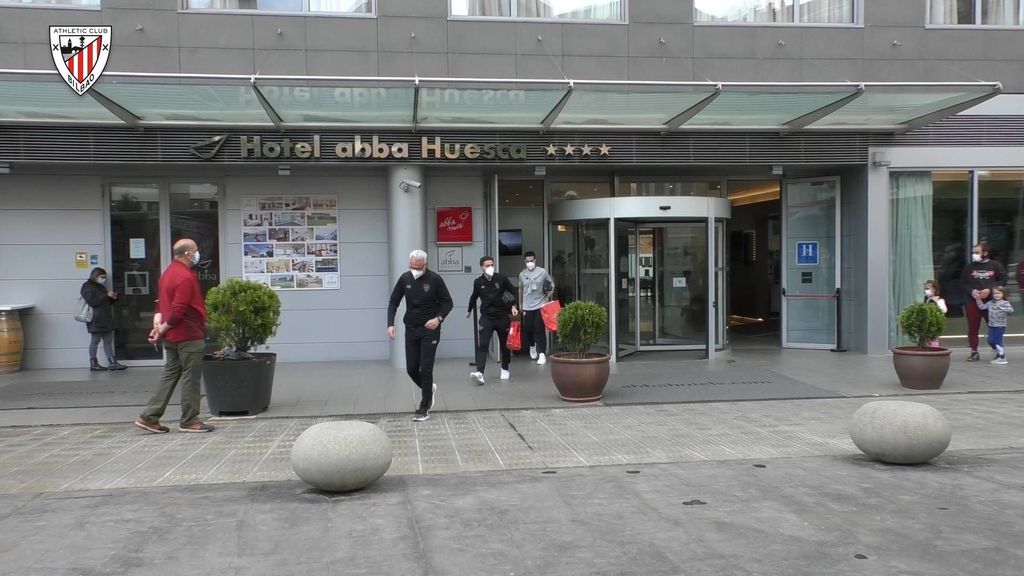 Llegada del Athletic a El Alcoraz