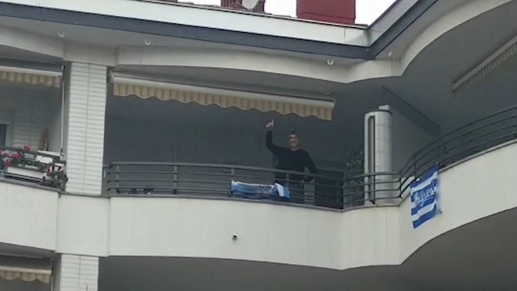 Imanol saluda en su balcón