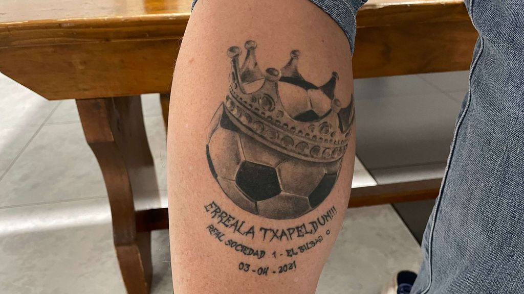 El polémico tatuaje de un aficionado de la Real Sociedad tras ganarle la Copa a "el Bilbao"
