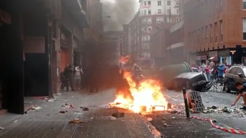 La Ertzaintza aparece tras los lamentables incidentes en la masiva concentración de aficionados de la calle Pozas