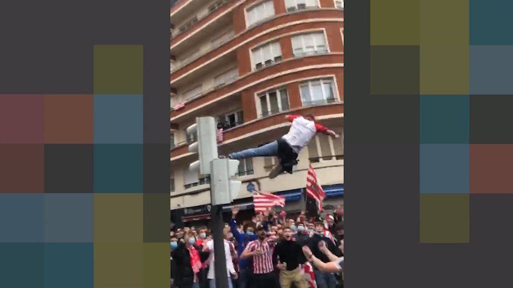 El nuevo lamentable incidente en la calle Pozas: Un aficionado se tira desde lo alto de un semáforo a la carretera