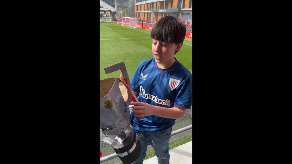 Los txikis desean suerte al Athletic en Lezama para la final de Copa