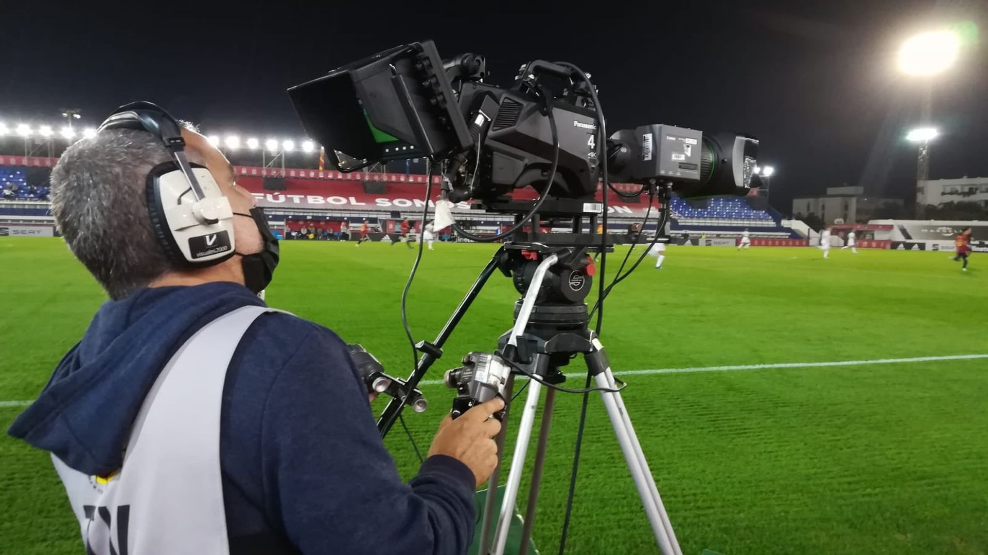 imagen_de_archivo_de_un_operador_de_camara_en_un_estadio_atm_broadcast.jpeg imagen_de_archivo_de_un_operador_de_camara_en_un_estadio_atm_broadcast.jpeg