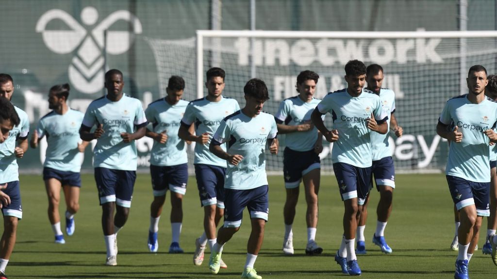 Entrenamiento del Betis para preparar la visita frente al Granada en LALIGA