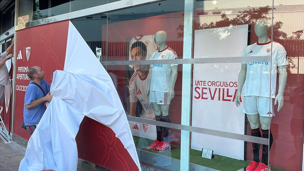 Así se estrenaba la tienda del Sevilla con las camisetas ADIDAS.