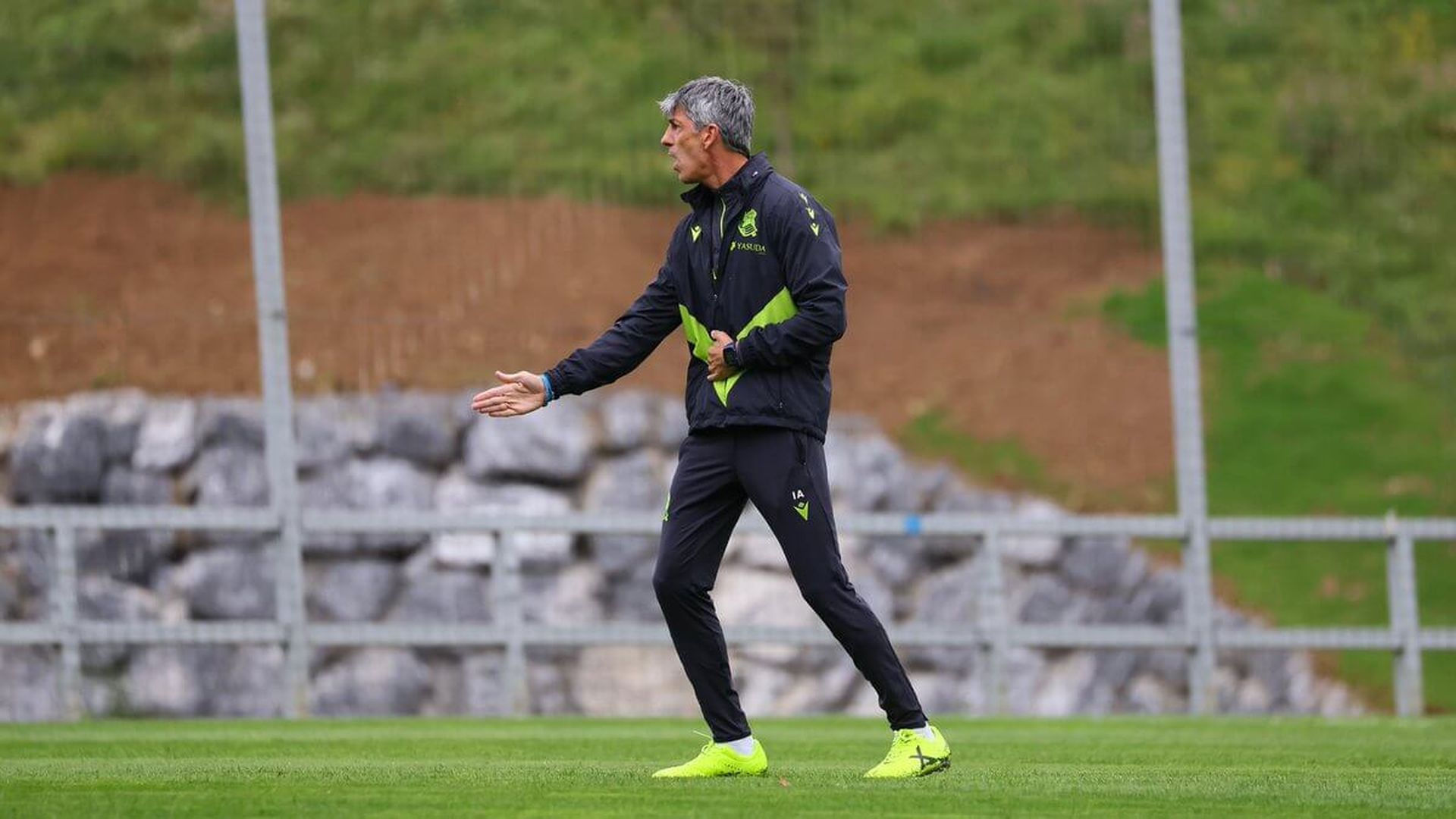 imanol_alguacil_se_dirige_a_sus_jugadores_en_zubieta_foto_real_sociedad.jpeg imanol_alguacil_se_dirige_a_sus_jugadores_en_zubieta_foto_real_sociedad.jpeg