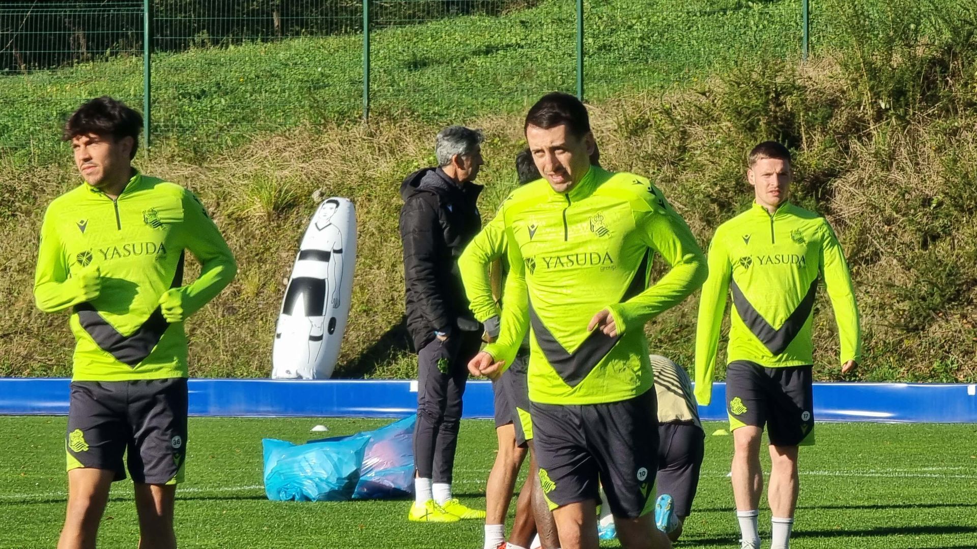 imanol_alguacil_y_mikel_oyarzabal_en_el_entrenamiento_de_este_miercoles_en_zubieta_fot.jpg imanol_alguacil_y_mikel_oyarzabal_en_el_entrenamiento_de_este_miercoles_en_zubieta_fot.jpg