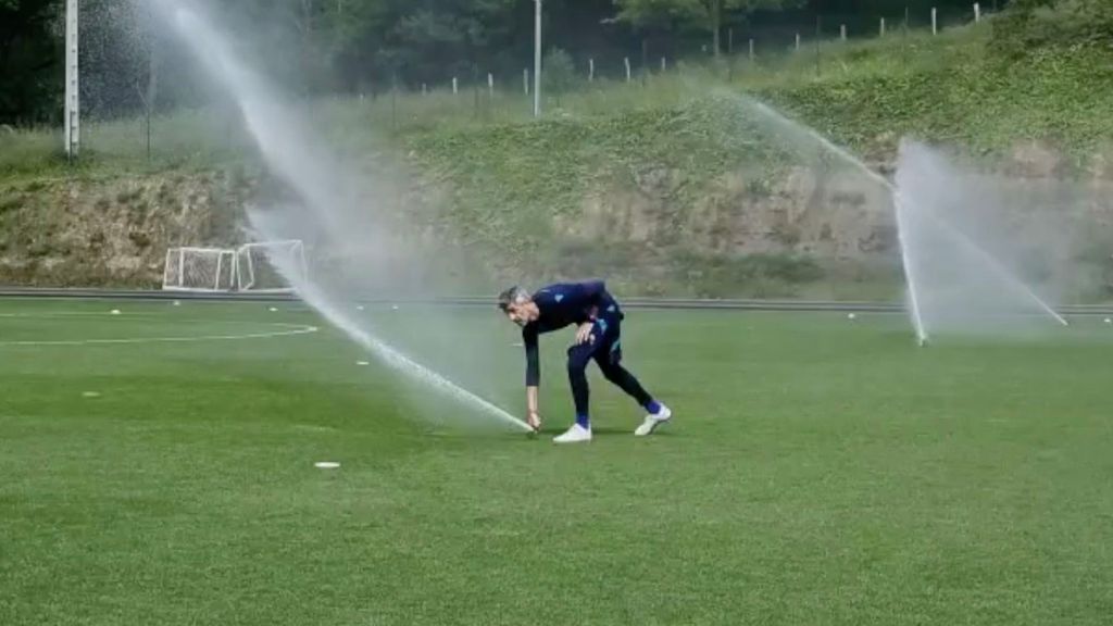 La broma de Imanol con los aspersores hacia los periodistas en el entrenamiento