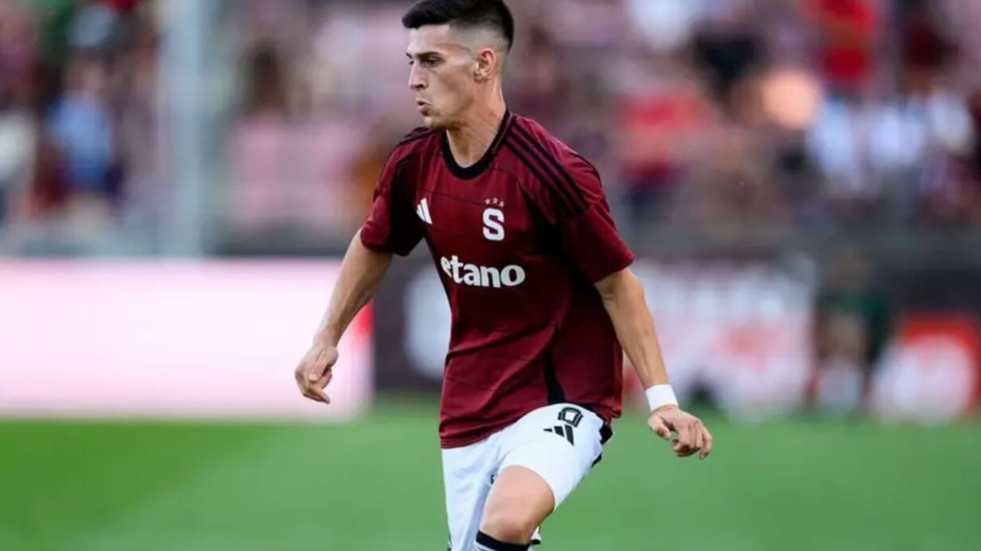 imanol_garcia_de_albeniz_durante_un_partido_con_el_sparta_praha.jpg