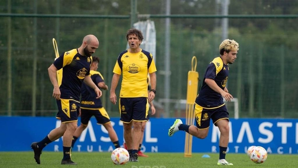 Idiakez analiza el papel de la cantera en el Deportivo y es claro: "La puerta está ahí"