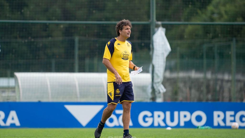 Imanol Idiakez dando instrucciones en un entrenamiento del Deportivo
