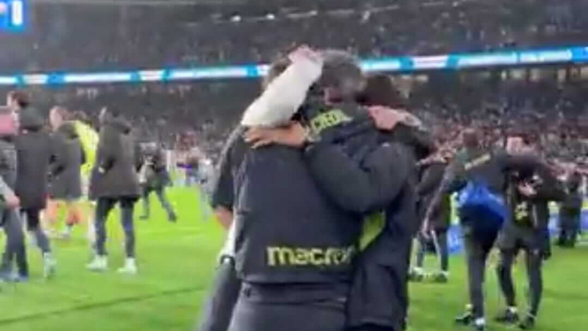 imanol_se_abraza_con_los_miembros_de_su_staff_tras_ganar_al_barcelona.jpeg