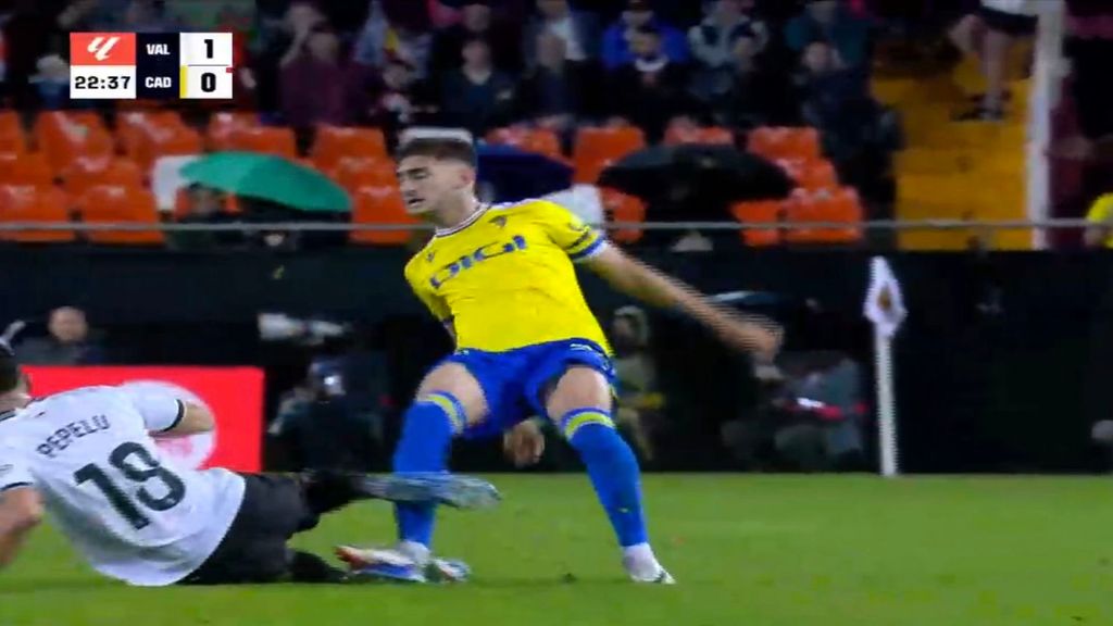 Valencia 2-0 Cádiz: Expulsión de Robert Navarro