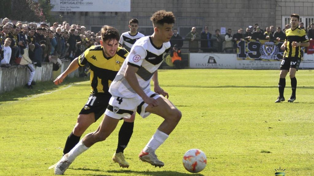 Aymane Jelbat, el central marroquí del Bilbao Athletic: "Físicamente es un atleta"
