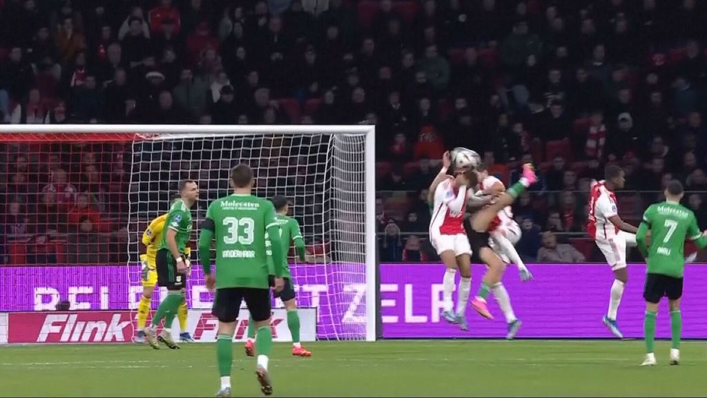 Imposible repetir este gol: se la pasan de chilena y marca de la misma manera sin dejarla caer