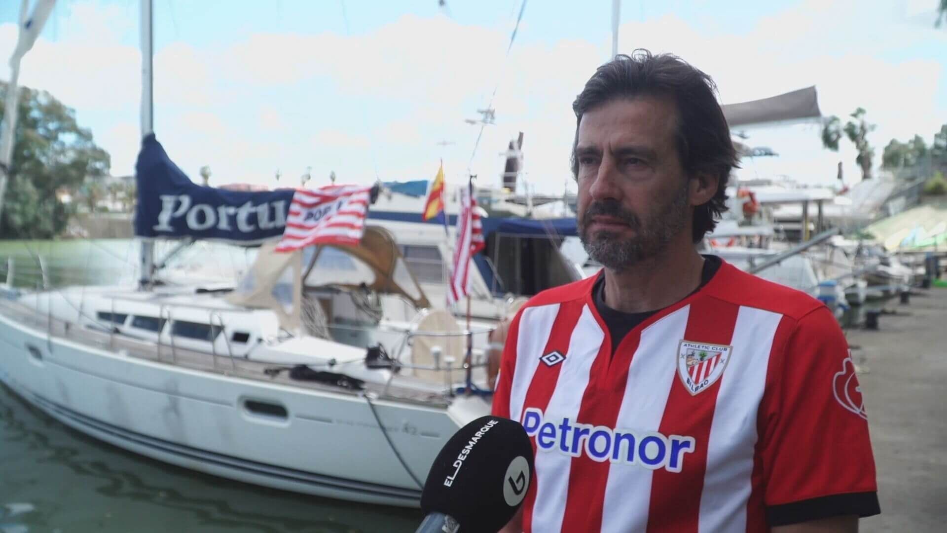 inaki_aficionado_del_athletic_junto_al_velero_portu.jpeg
