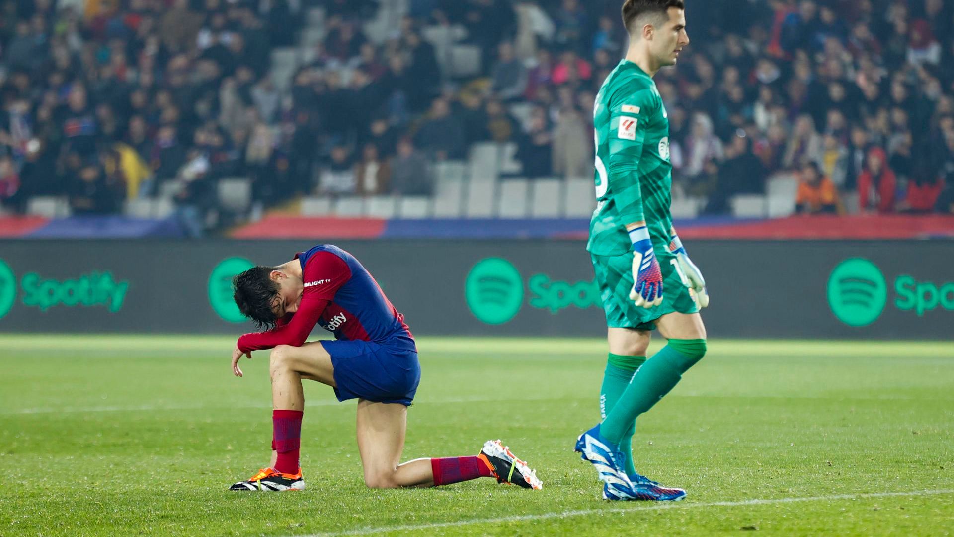 inaki_pena_hundido_en_uno_de_los_goles_del_barca_villarreal_foto_efe_001.jpg inaki_pena_hundido_en_uno_de_los_goles_del_barca_villarreal_foto_efe_001.jpg