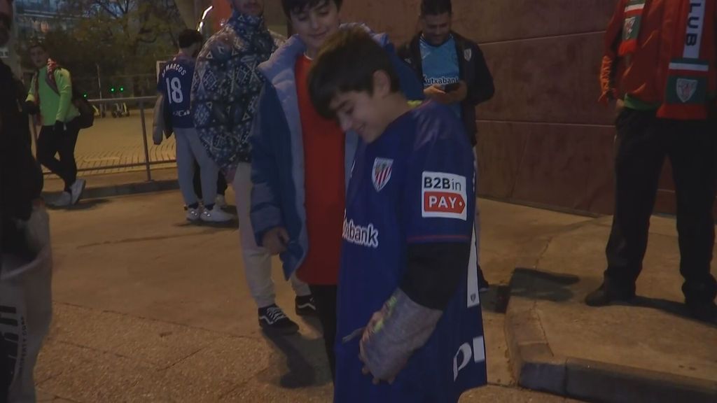 Un joven athleticzale alucina con la camiseta de Nico