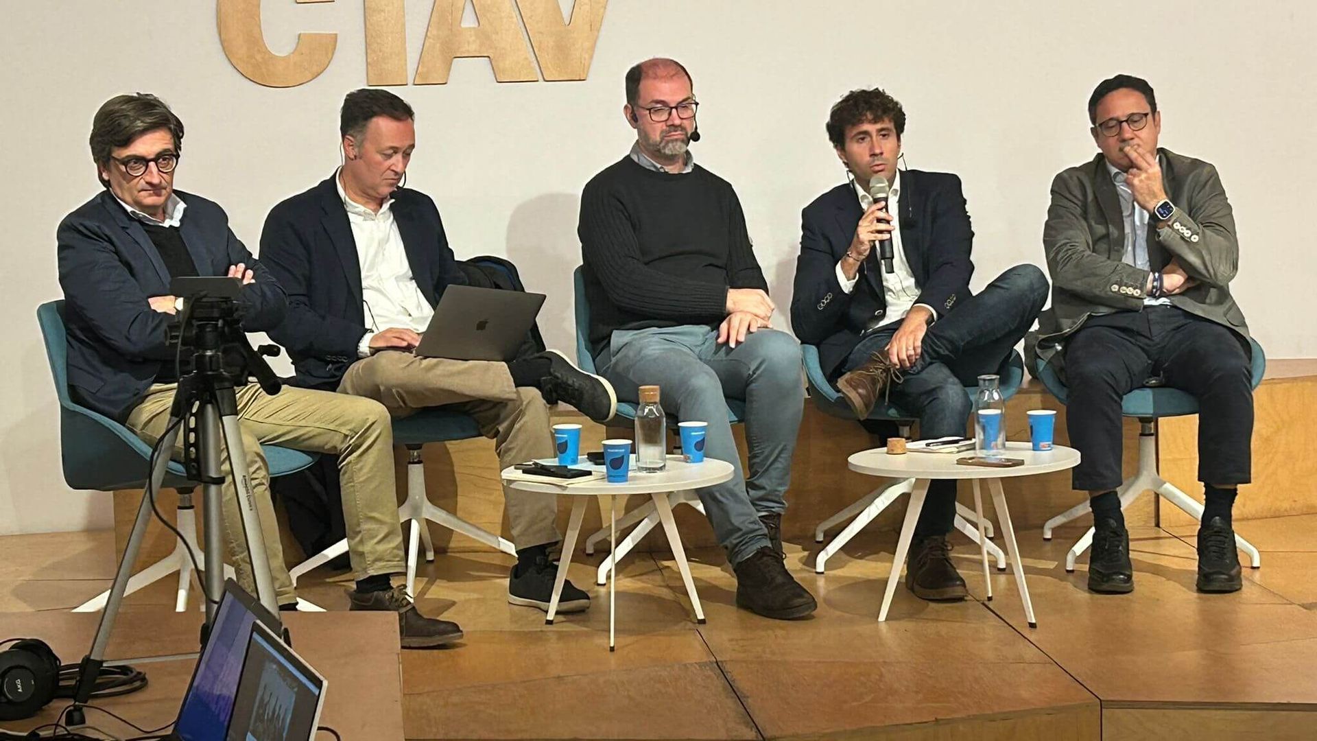 ingenieros_arquitectos_y_economistas_hablan_del_mestalla_005.jpeg ingenieros_arquitectos_y_economistas_hablan_del_mestalla_005.jpeg