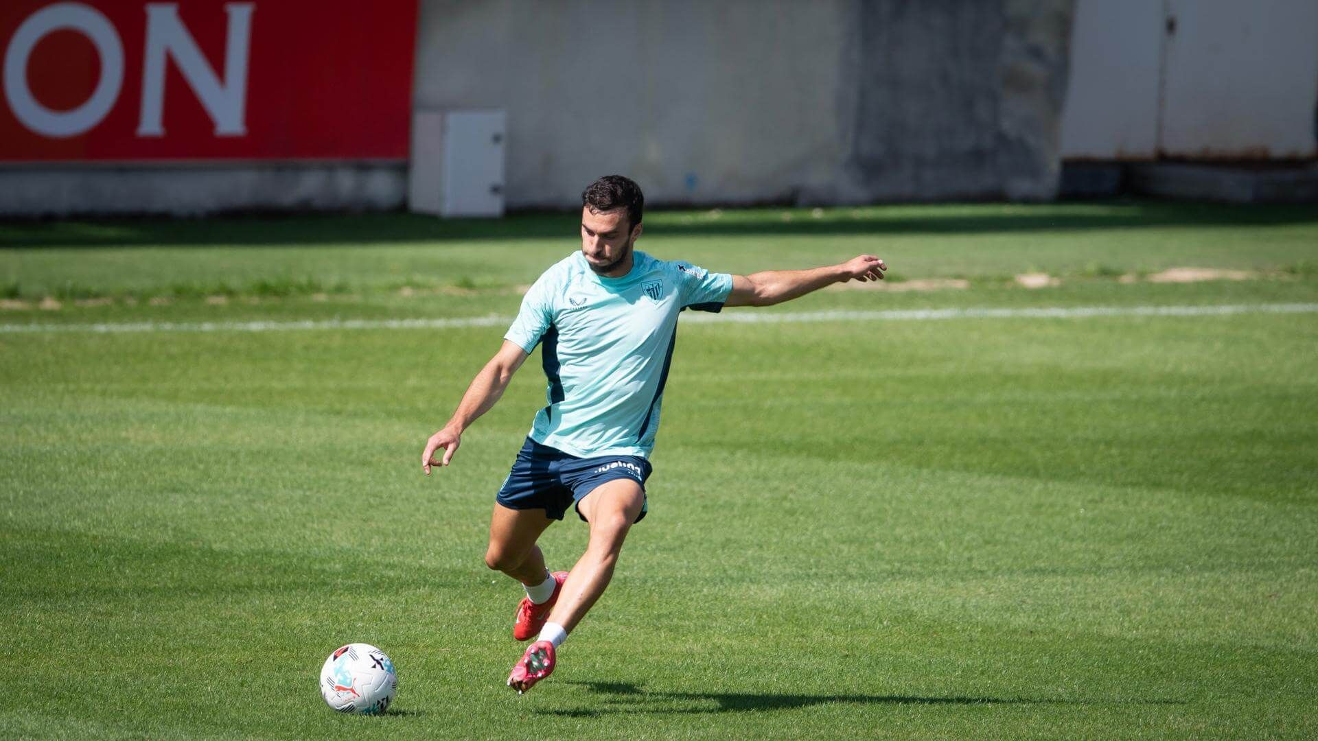 inigo_lekue_durante_un_entrenamiento_con_el_athletic_foto_athletic_club_001.jpg