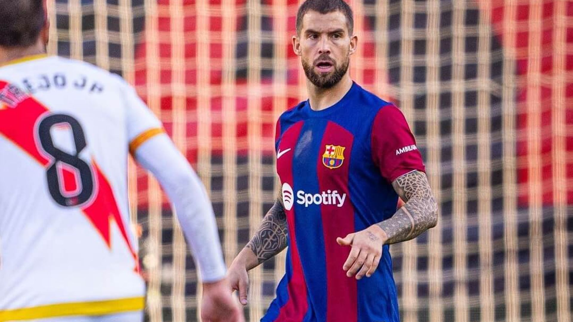 inigo_martinez_conduce_un_balon_en_el_rayo_barca_foto_fcb_001.jpg