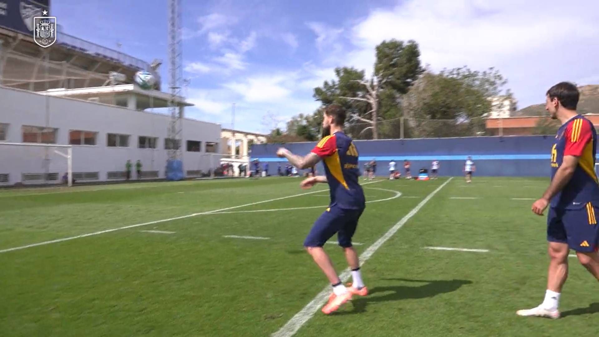 inigo_martinez_demuestra_su_olfato_entrenando_con_la_seleccion_espanola_001.jpg