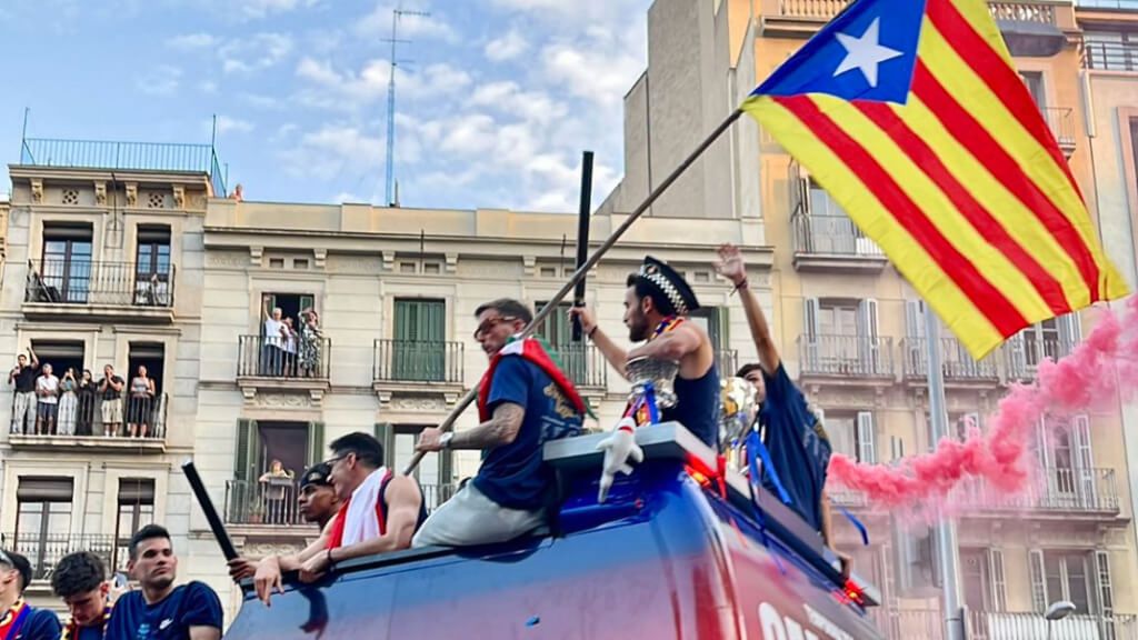 Críticas a Íñigo Martínez por ondear una estelada en la rúa del Barça: "Que no vuelva a la Selección"