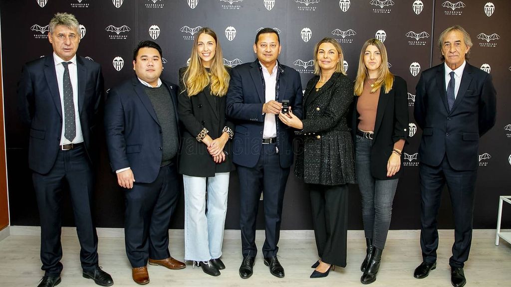 El Valencia hace entrega de la insignia de oro y brillantes a la familia de Juan Cruz Sol
