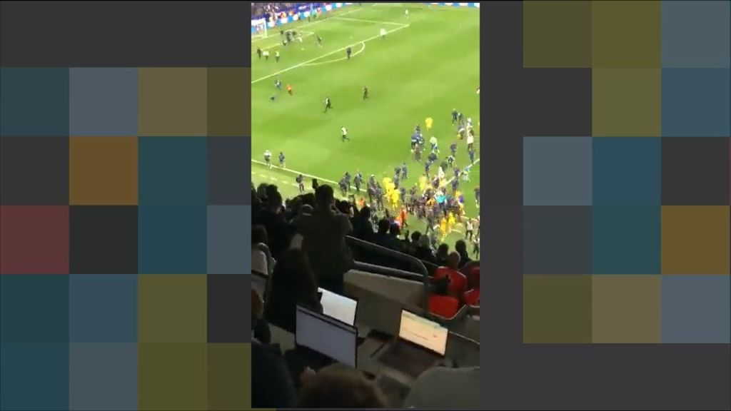 El Barça interrumpe su celebración en el césped por la invasión de la afición del Espanyol