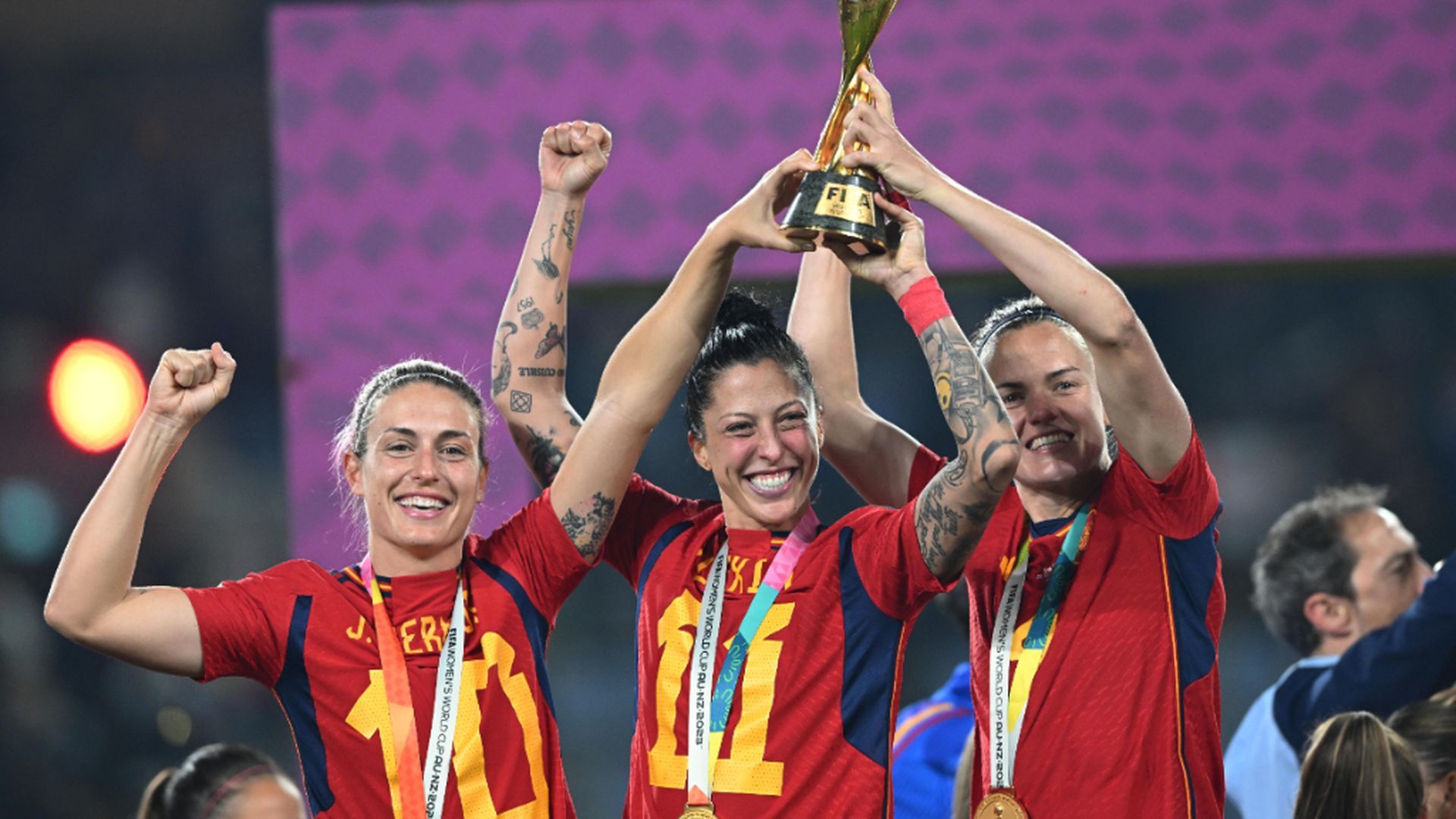 irene_paredes_jenni_hermoso_y_alexia_putellas_con_el_mundial_cordon_press_001.jpg irene_paredes_jenni_hermoso_y_alexia_putellas_con_el_mundial_cordon_press_001.jpg