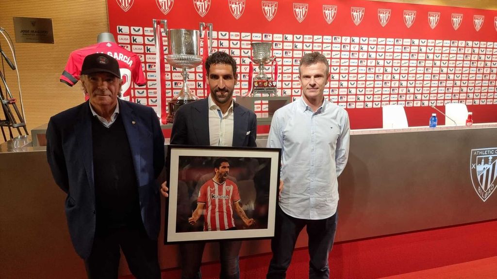 Iribar entrega un cuadro a Raúl García en su despedida