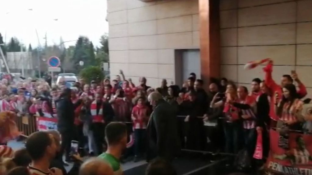 El legendario Txopo Iribar dispara los corazones en la salida del Athletic