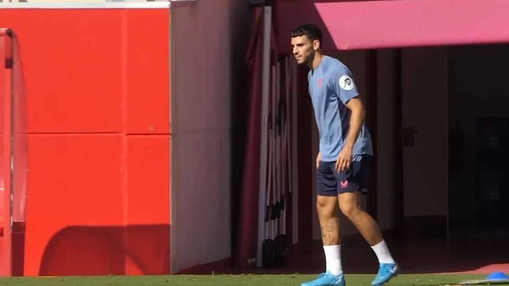 Isaac Romero se apunta al derbi y recibe junto a Iheanacho el pasillo de sus compañeros en el entrenamiento