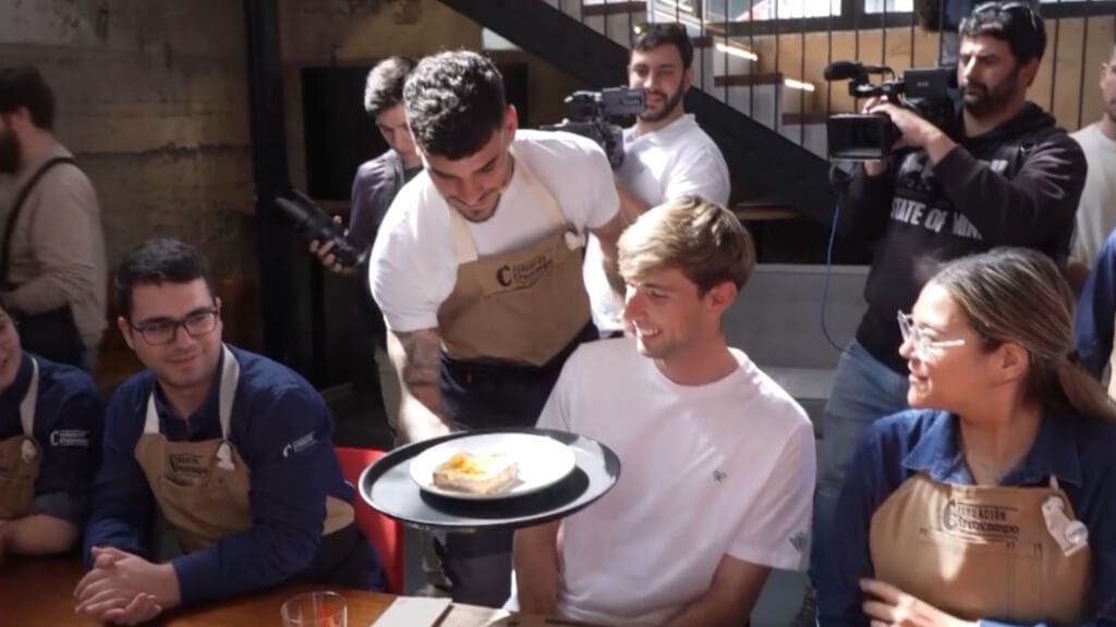 Isaac Romero y su desparpajo: del 'pique' con Ocampos tirando cervezas a servir una torrija a Juan Miranda