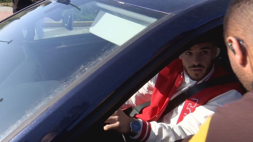 Isaac Romero firma tantos autógrafos que el de seguridad acaba pidiendole que avance.