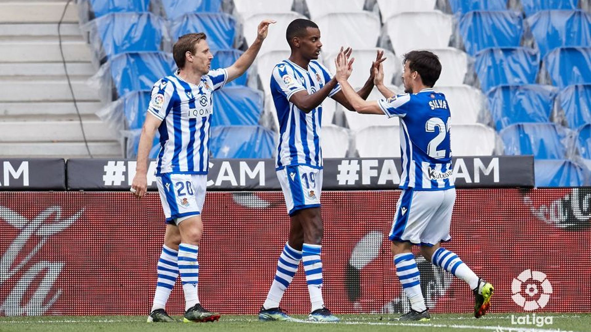 isak_celebra_su_gol_en_el_real_sociedad_alaves_con_silva_y_monreal_foto_laliga.jpeg