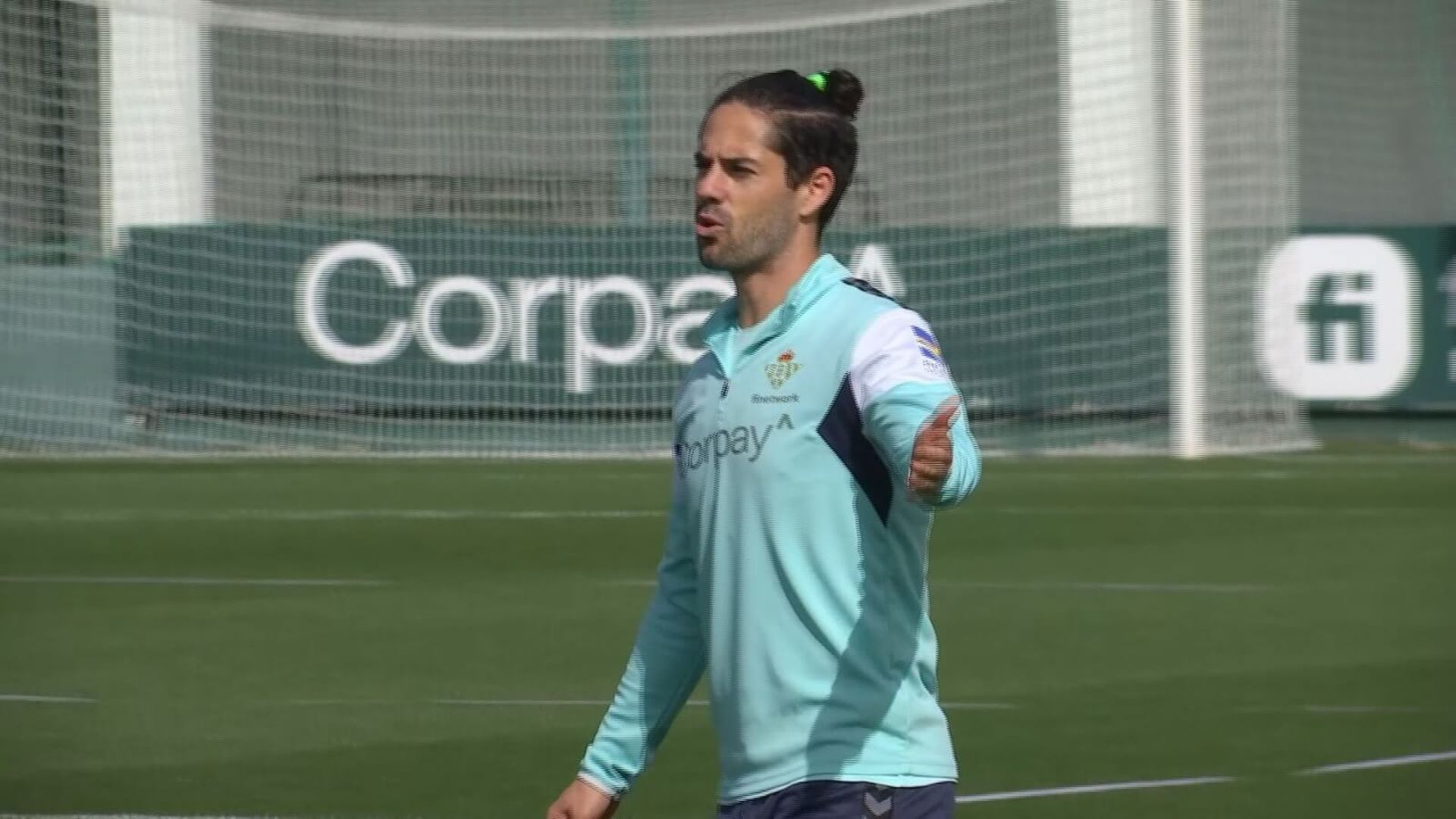 isco_alarcon_dando_instrucciones_en_el_entrenamiento.jpeg