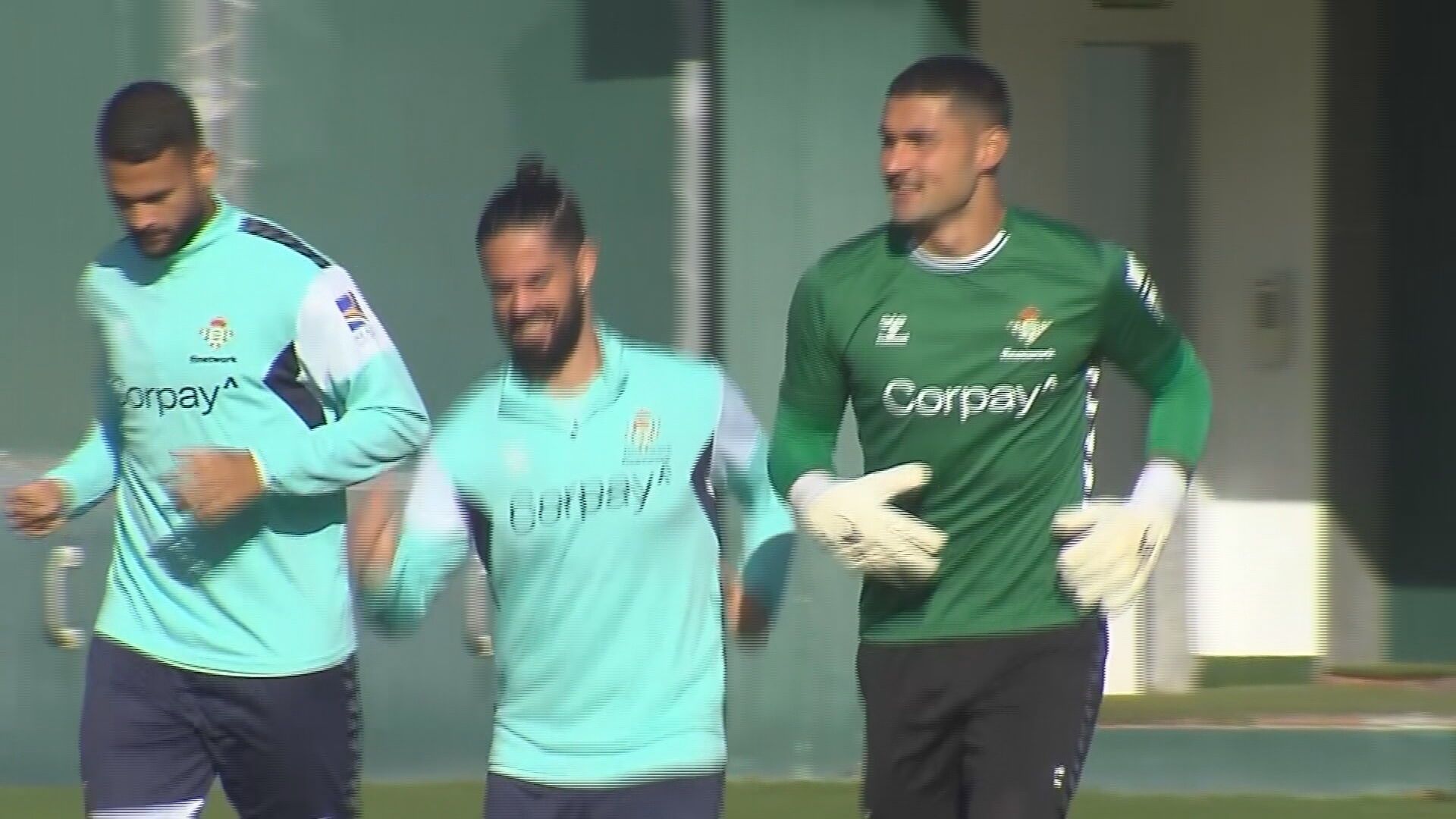 isco_arropa_a_fran_vieites_en_el_entrenamiento_001.jpeg