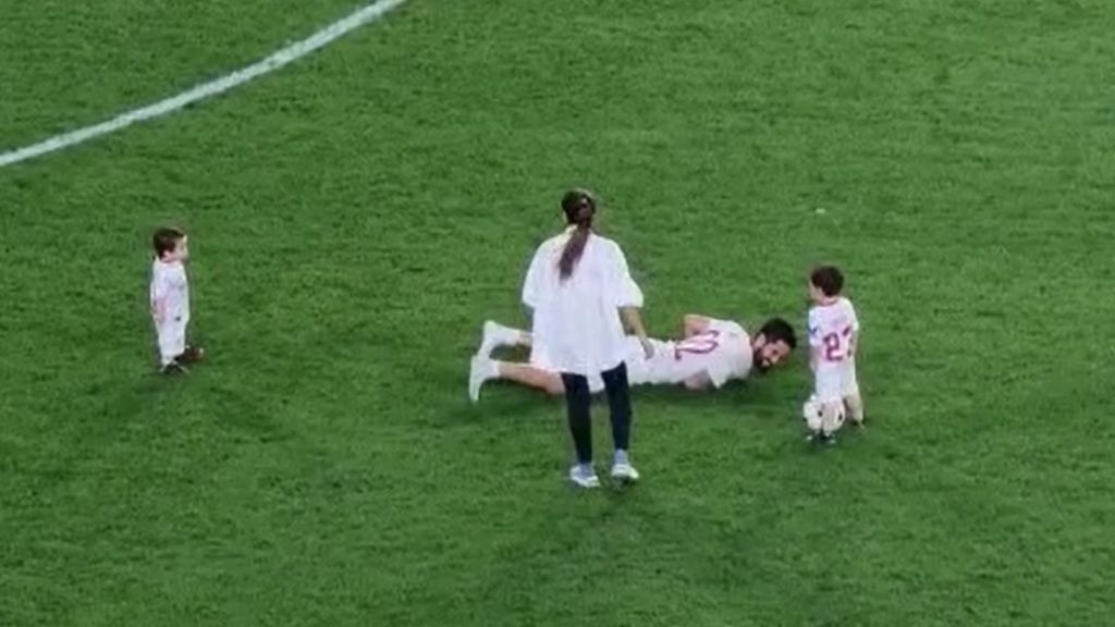 La felicidad de Isco tras su gran noche: con sus hijos y Sara Sálamo disfrutando en un Nervión vacío