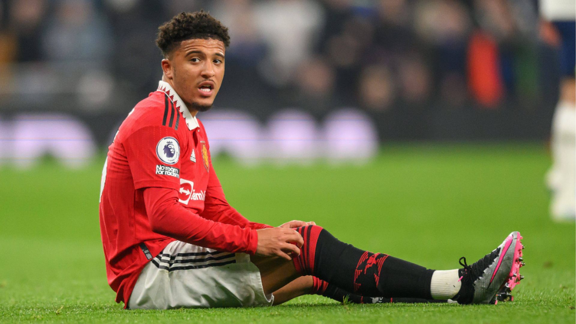 jadon_sancho_tendido_en_el_suelo_en_un_partido_con_el_manchester_united_fuente_cordon__001.jpg jadon_sancho_tendido_en_el_suelo_en_un_partido_con_el_manchester_united_fuente_cordon__001.jpg