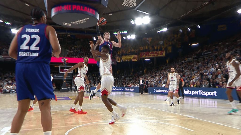 Jan Vesely machaca el aro en el Mónaco - Barcelona: el Palau se puso en pie para aplaudirle