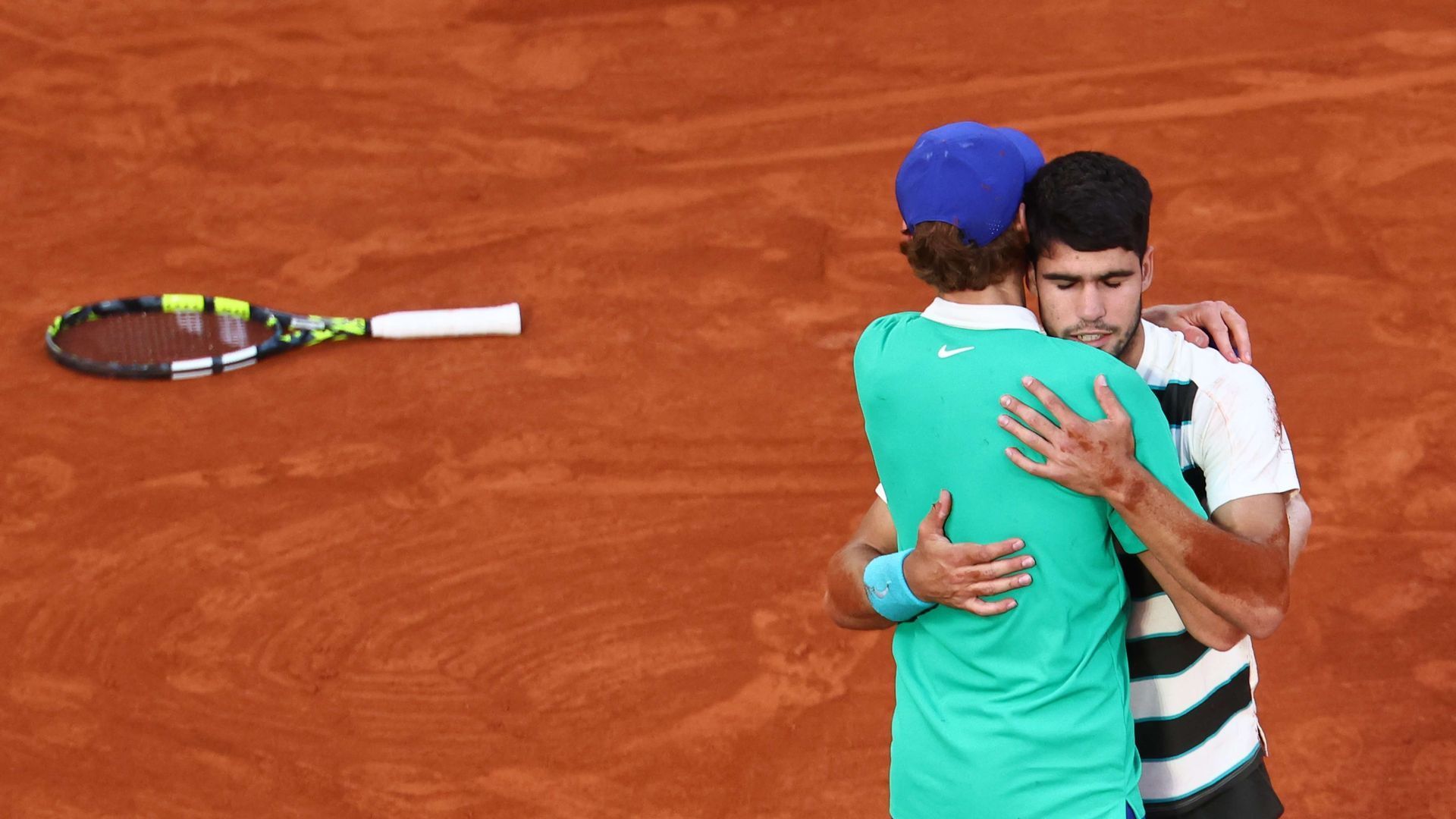 jannik_sinner_y_carlos_alcaraz_tras_la_final_de_roland_garros_foto_efe_001.jpg jannik_sinner_y_carlos_alcaraz_tras_la_final_de_roland_garros_foto_efe_001.jpg