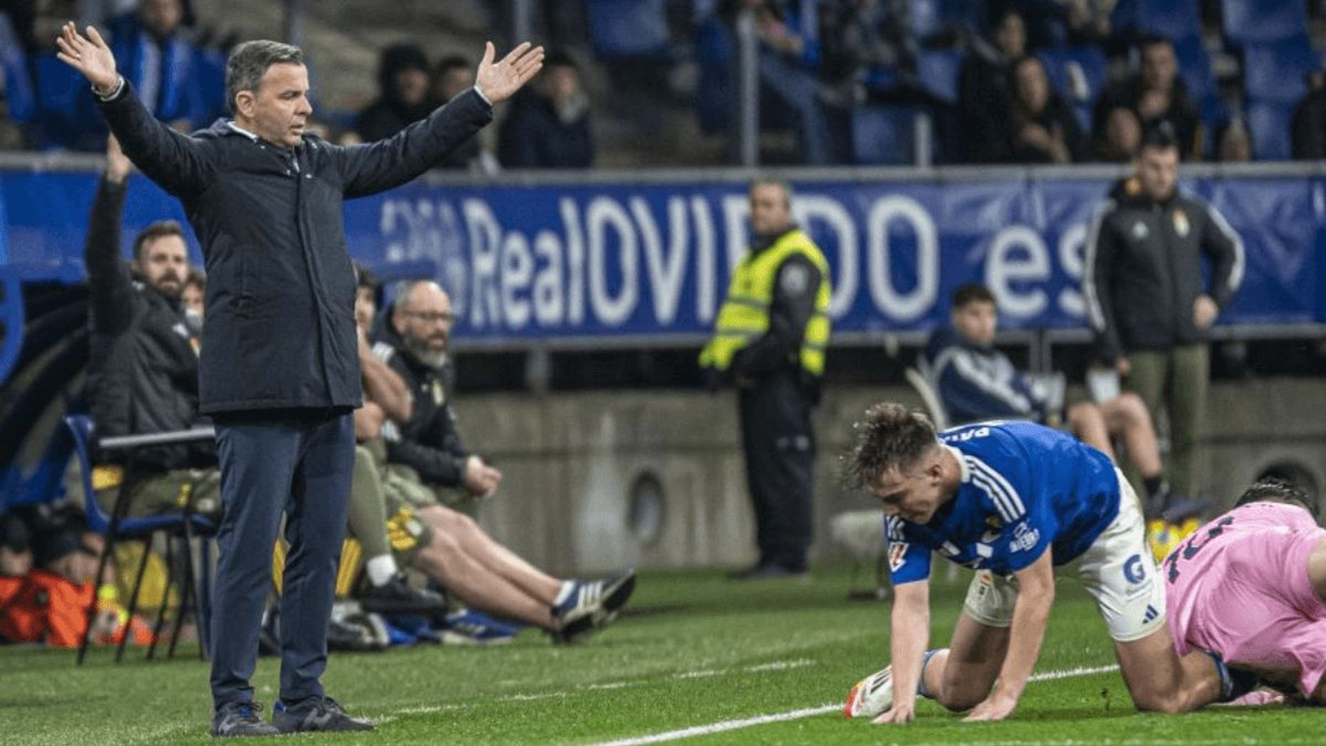 javi_calleja_levanta_los_brazos_por_la_falta_que_recibio_paulino_001.png javi_calleja_levanta_los_brazos_por_la_falta_que_recibio_paulino_001.png