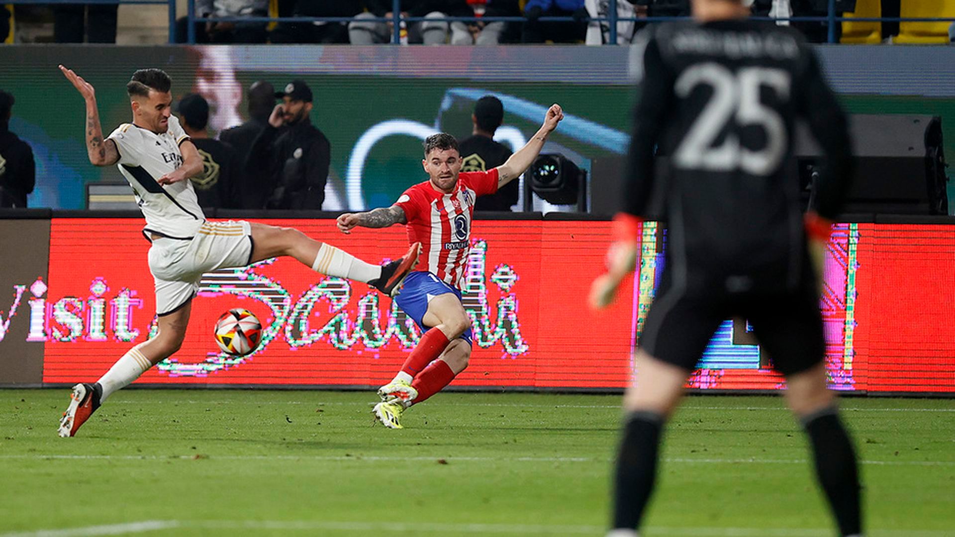 javi_galan_centrando_un_balon_en_el_real_madrid_atletico_de_la_supercopa_de_espana_fot.jpg