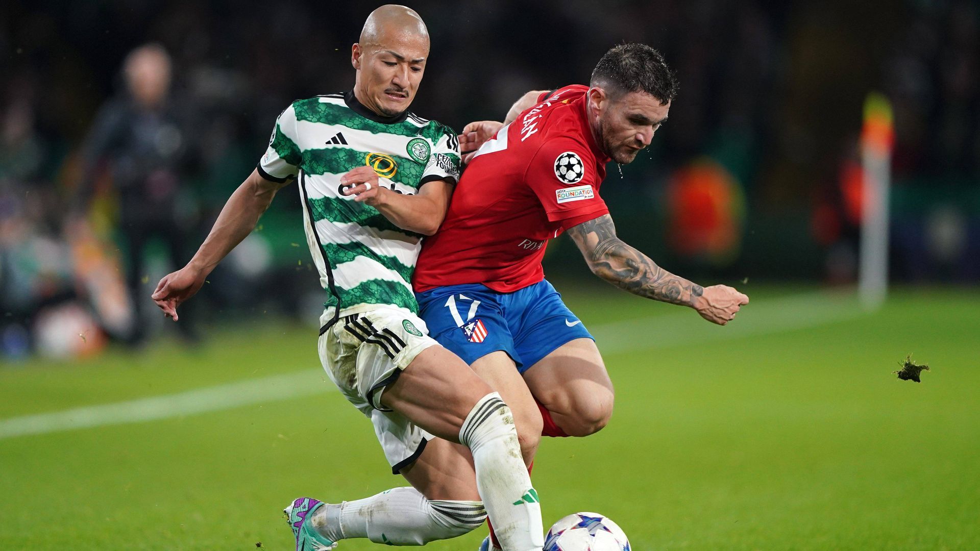 javi_galan_pelea_un_balon_con_maeda_en_el_celtic_atletico_foto_cordon_press_001.jpg
