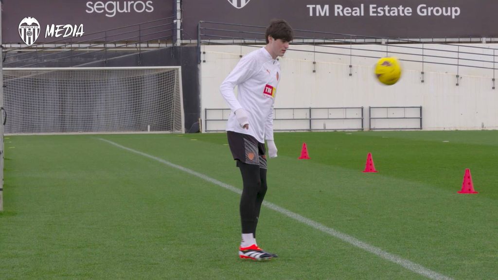 Javi Guerra alta en el último entrenamiento del año del Valencia